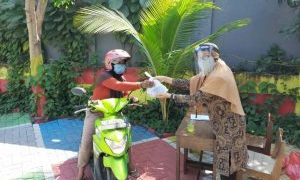 Salurkan Daging Kurban, SD Mugres Taati Protokol Kesehatan