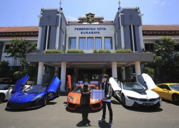 Crazy Rich Surabaya saat menyerahkan bantuan