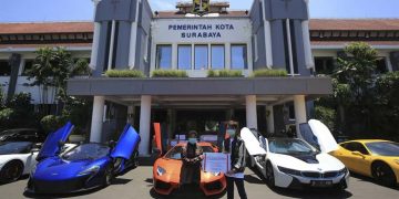 Crazy Rich Surabaya saat menyerahkan bantuan