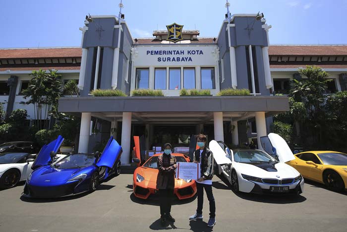 Crazy Rich Surabaya saat menyerahkan bantuan