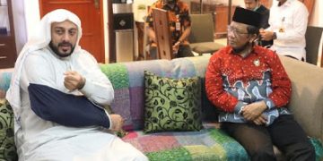 Jenguk Syekh Ali Jabir, Menko Mahfud MD Tegaskan Pengusutan Harus Tuntas dan Transparan