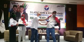 Mujiaman saat memakai jaket Perindo