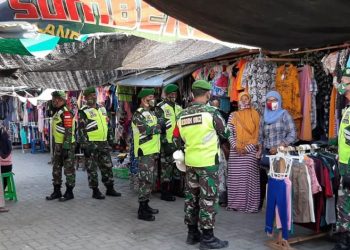 Keliling Pasar, Babinsa Mantup Edukasi Masyarakat