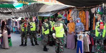 Keliling Pasar, Babinsa Mantup Edukasi Masyarakat