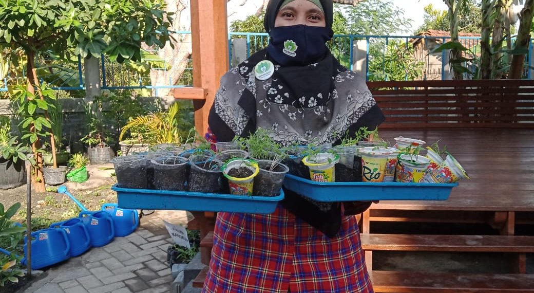 Asyiknya Berkebun,  Mengusir Kejenuhan Siswa di Masa Pandemi