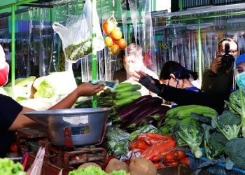 Nggowes di Malang, Gubernur Khofifah Bagi-bagi Masker dan Sembako kepada Tukang Sayur dan Abang Becak