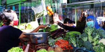 Nggowes di Malang, Gubernur Khofifah Bagi-bagi Masker dan Sembako kepada Tukang Sayur dan Abang Becak