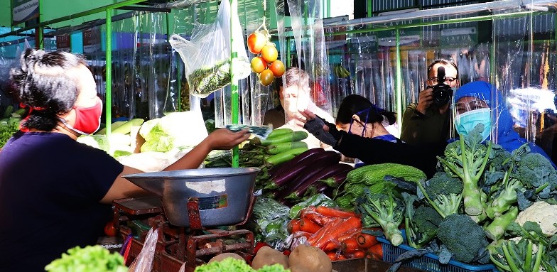 Nggowes di Malang, Gubernur Khofifah Bagi-bagi Masker dan Sembako kepada Tukang Sayur dan Abang Becak