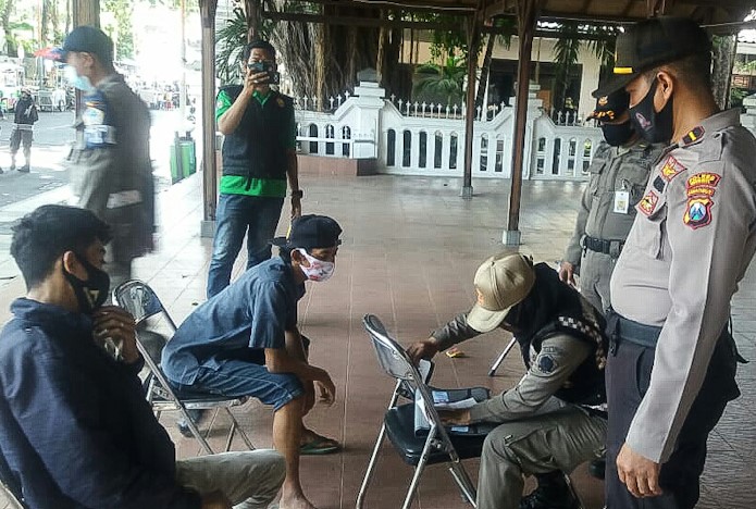 Ada Teguran Simpatik, Push Up hingga Denda Rp 150 Ribu bagi Pelanggar Prokes di Gresik