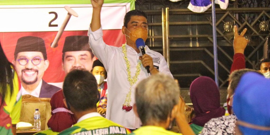 Calon Wakil Walikota Surabaya, Mujiaman mendapatkan sambutan meriah saat berkampanye di Jalan Halimun, Sawahan, Sawahan, Kota Surabaya, Jawa Timur.