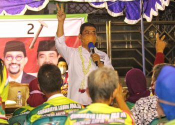 Calon Wakil Walikota Surabaya, Mujiaman mendapatkan sambutan meriah saat berkampanye di Jalan Halimun, Sawahan, Sawahan, Kota Surabaya, Jawa Timur.