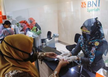 Petugas BNI Syariah Kantor Cabang Banda Aceh sedang melayani transaksi nasabah, Senin (19/10).