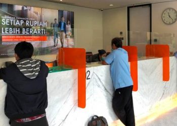 Para nasabah saat melakukan transaksi di Bank Danamon