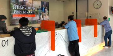 Para nasabah saat melakukan transaksi di Bank Danamon
