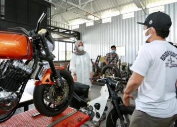 Calon Bupati Banyuwangi, Ipuk Fiestiandani Azwar Anas, berkunjung ke bengkel Enggal Modified, di Kecamatan Gambiran, Banyuwangi, Sabtu (17/10/2020)