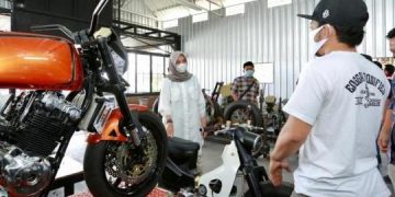 Calon Bupati Banyuwangi, Ipuk Fiestiandani Azwar Anas, berkunjung ke bengkel Enggal Modified, di Kecamatan Gambiran, Banyuwangi, Sabtu (17/10/2020)