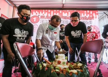 Cawawali Kota Surabaya Armuji memotong tumpeng pentanda dibukanya Posko Er-Ji
