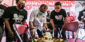 Cawawali Kota Surabaya Armuji memotong tumpeng pentanda dibukanya Posko Er-Ji