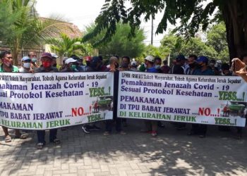 Para Ketua RW, RT dan pengurus LPMK di Kelurahan Jeruk, Kecamatan Lakarsantri Surabaya menggelar unjuk rasa di Kantor Kelurahan Jeruk, Rabu (14/10/2020).