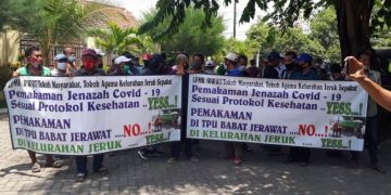 Para Ketua RW, RT dan pengurus LPMK di Kelurahan Jeruk, Kecamatan Lakarsantri Surabaya menggelar unjuk rasa di Kantor Kelurahan Jeruk, Rabu (14/10/2020).