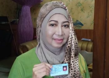 lifah Djaenab menunjukkan KTP Elektronik miliknya.