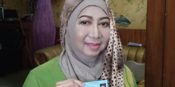 lifah Djaenab menunjukkan KTP Elektronik miliknya.