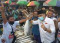 Cawali Nomor urut 1 Eri Cahyadi Kunjungi Pasar Ikan Pabean Cantikan, Surabaya menyapa pedagang.