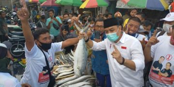Cawali Nomor urut 1 Eri Cahyadi Kunjungi Pasar Ikan Pabean Cantikan, Surabaya menyapa pedagang.