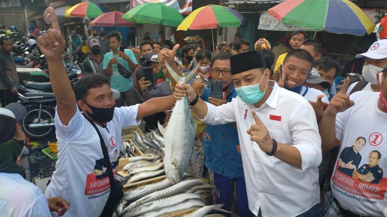 Cawali Nomor urut 1 Eri Cahyadi Kunjungi Pasar Ikan Pabean Cantikan, Surabaya menyapa pedagang.