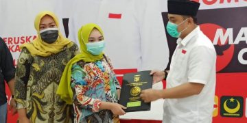 Eri Cahyadi saat menyerahkan ijazah