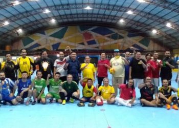 Foto bersama usai pertandingan persahabatan Futsal Golkar Jatim dan Pokja Wartawan DPRD dan Kota Surabaya.
