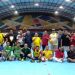 Foto bersama usai pertandingan persahabatan Futsal Golkar Jatim dan Pokja Wartawan DPRD dan Kota Surabaya.