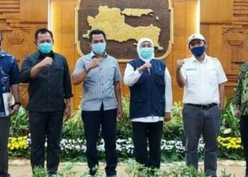 Gubernur Jatim Khofifah saat menemui wakil Buruh