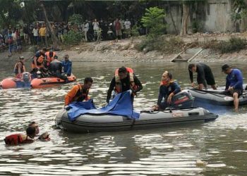 Petugas gabungan dari Tim SAR, Tagana dan warga akhirnya menemukan jasad bocah SMP yang tenggelam di Kalimas Ngagel, Rabu (21/10/2020) siang.