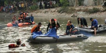 Petugas gabungan dari Tim SAR, Tagana dan warga akhirnya menemukan jasad bocah SMP yang tenggelam di Kalimas Ngagel, Rabu (21/10/2020) siang.