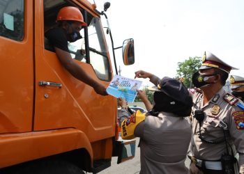 Kapolres Pelabuhan Tanjung Perak AKBP Ganis Setyaningrum memimpin langsung kegiatan sosialisasi pelaksanaan Ops Zebra Semeru 2020, kepada para pengemudi kendaraan bermotor di Jalan Jakarta Surabaya, Senin (26/10/2020).