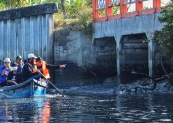 Machfud Arifin saat meninjau Pamurbaya