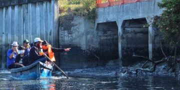 Machfud Arifin saat meninjau Pamurbaya