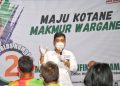 Cawawali Mujiaman saat menyawa warga