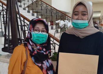 Ibu Alifah saat mengirimkan surat aduan ke DPRD Surabaya