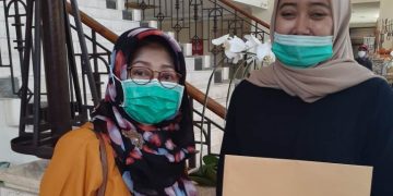 Ibu Alifah saat mengirimkan surat aduan ke DPRD Surabaya