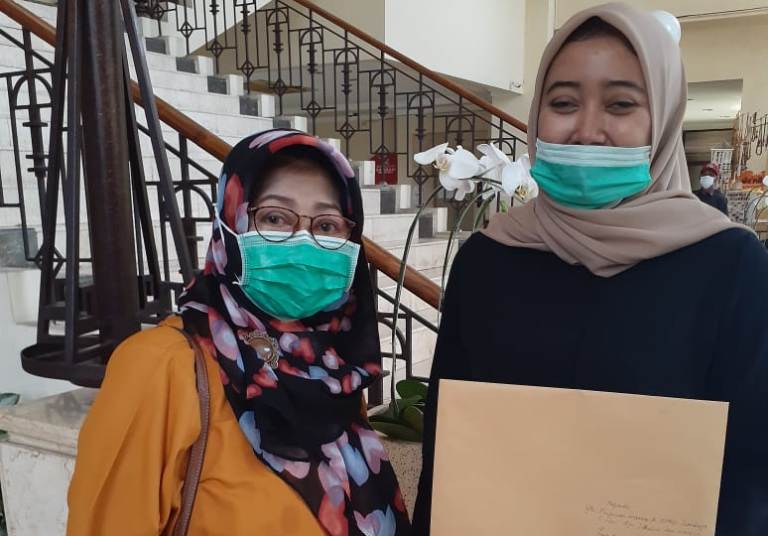 Ibu Alifah saat mengirimkan surat aduan ke DPRD Surabaya