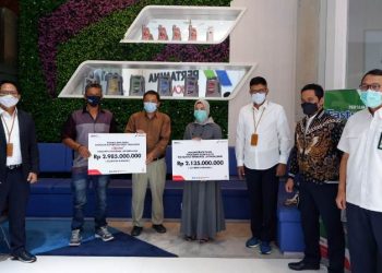 Pertamina saat menyalurkan CSR ke UMKM