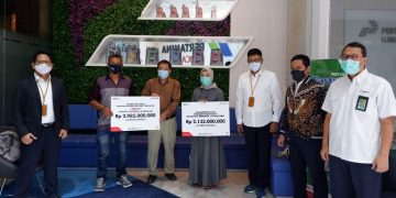 Pertamina saat menyalurkan CSR ke UMKM