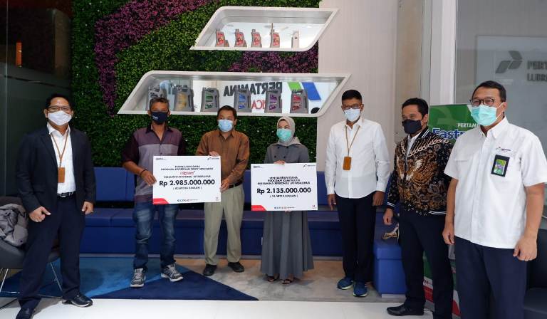 Pertamina saat menyalurkan CSR ke UMKM