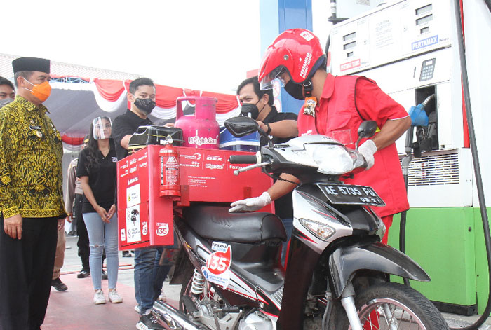 PT Pertamina (Persero) Marketing Operation Region (MOR) V Jatimbalinus melalui Sales Area Retail Kediri meluncurkan program Pertamina Delivery Service (PDS) yang bertempat di SPBU 54.631.01 Caruban, Jawa Timur.