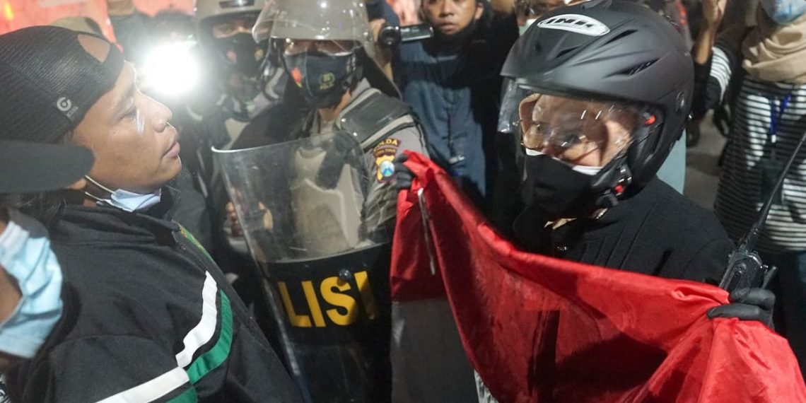 Walikota Risma dan Tim SKPD Lembur Bersihkan Puing Bekas Demo Buruh