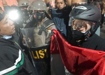 Walikota Risma dan Tim SKPD Lembur Bersihkan Puing Bekas Demo Buruh