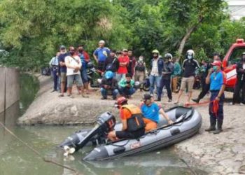Petugas Linmas, PMK Kota Surabaya dan juga Kepolisian langsung menyisir lokasi kejadian guna menemukan korban