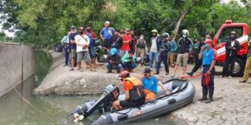 Petugas Linmas, PMK Kota Surabaya dan juga Kepolisian langsung menyisir lokasi kejadian guna menemukan korban
